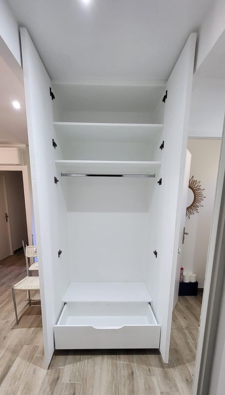 Meuble blanc ouvert